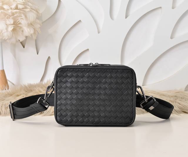 Bv-最新款男士斜挎包 细编条 原单品质 官网同步 采用顶级打腊胎牛皮 手感超赞 专柜原装五金 独特的设计风格 完美至极 细节做工精致 大气中有内涵 高端上档次