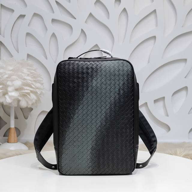 Bv-最新款男士双肩背包原单品质 官网同步 采用顶级打腊胎牛皮 手感超赞 专柜原装五金 独特的设计风格 完美至极 细节做工精致 大气中有内涵 高端上档次 高品质 Bv-最新款男士双肩背包原单品质 官网同步 采用顶级打腊胎牛皮 手感超赞 专柜原装五金 独特的设计风格 完美至极 细节做工精致 大气中有内涵 高端上档次 高品质