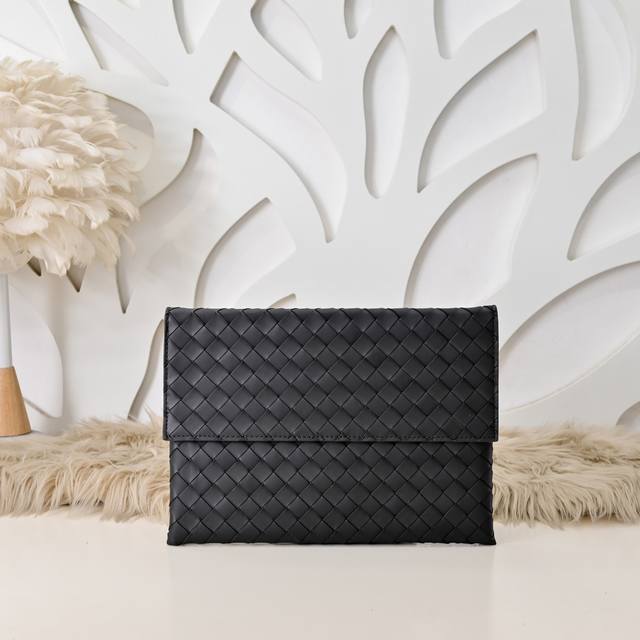 Bv-最新款男士手拿包原单品质 官网同步 宽编条 采用顶级打腊胎牛皮 手感超赞 专柜原装五金 独特的设计风格 完美至极 细节做工精致 大气中有内涵 高端上档次