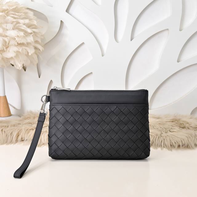 Bv-最新款男士手拿包原单品质 官网同步 宽编条 采用顶级打腊胎牛皮 手感超赞 专柜原装五金 独特的设计风格 完美至极 细节做工精致 大气中有内涵 高端上档次