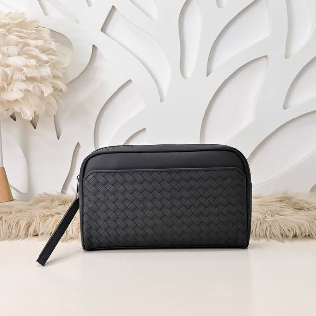 Bv-最新款男士手拿包原单品质 官网同步 宽编条 采用顶级打腊胎牛皮 手感超赞 专柜原装五金 独特的设计风格 完美至极 细节做工精致 大气中有内涵 高端上档次