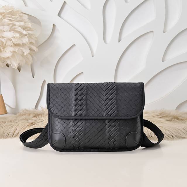 Bv-最新款男士胸包原单品质 官网同步 采用顶级打腊胎牛皮 手感超赞 专柜原装五金 独特的设计风格 完美至极 细节做工精致 大气中有内涵 高端上档次 高品质尺寸