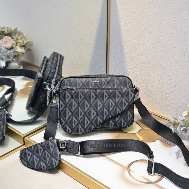 升级版本 配盒子 这款马鞍三件套手袋是二零二三秋季男装系列新品，采用黑色 Oblique 印花面料精心制作，醒目百搭。三合一款式，设有一个拉链包，突显正面的马鞍