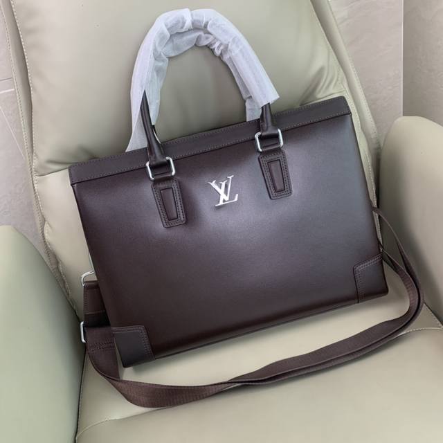 顶级专柜老鼠高端狠货 最新火爆款Lv进口头层牛皮手提公文包火爆款大量出货啦,叫嚣专柜货顶级原单货纸上谈兵吹牛皮的咱不会，请让狠货说话。款式可以复制抄袭，材料做工