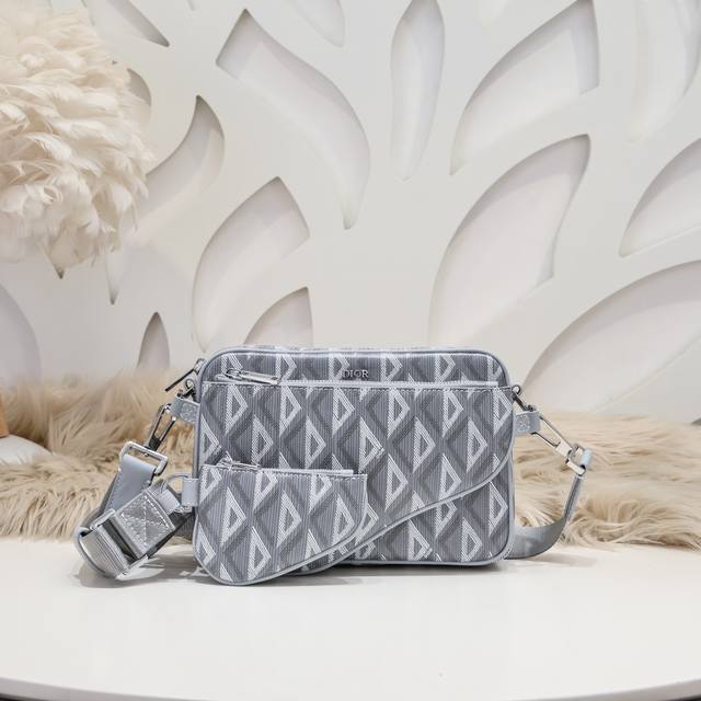Dior-迪奥专柜最新款单肩包官网同步 原单品质 这款Saddle三门是本季新品 三件套 别具一格 采用黑灰色与黑色相间的Dioroblique提花材质制成 是