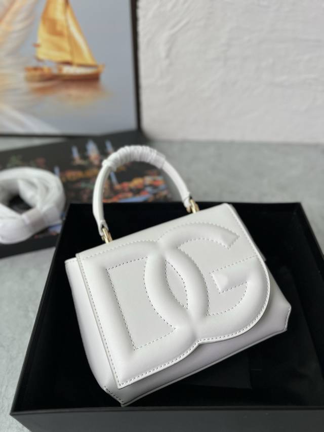 顶级原单 白色 Dg 大Logo 系列全新小号完全采用小牛皮制成，可轻松收纳各式常用物件。包身正面点缀高频工艺 Dg 徽标： 小牛皮衬里、拉链口袋与双收纳隔层