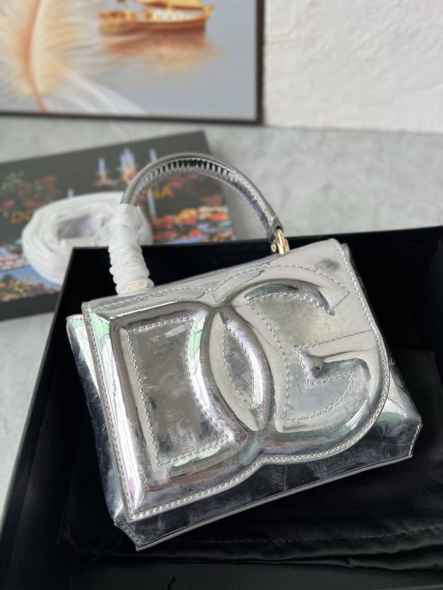顶级原单 银色 Dg 大Logo 系列全新小号完全采用小牛皮制成，可轻松收纳各式常用物件。包身正面点缀高频工艺 Dg 徽标： 小牛皮衬里、拉链口袋与双收纳隔层