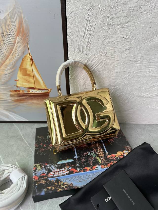 顶级原单 金色 Dg 大Logo 系列全新小号完全采用小牛皮制成，可轻松收纳各式常用物件。包身正面点缀高频工艺 Dg 徽标： 小牛皮衬里、拉链口袋与双收纳隔层