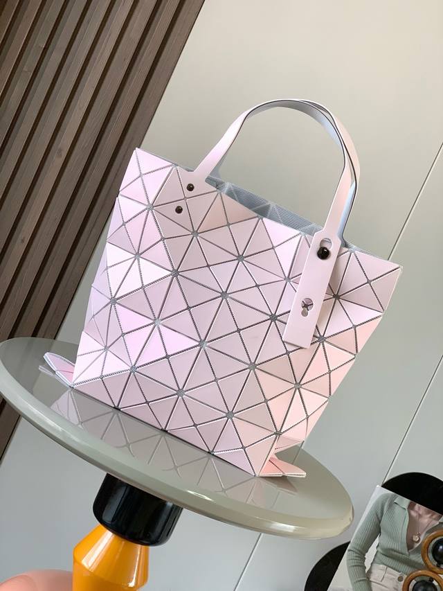 原单跑量 Issey Miyake Bao Bao 尺寸:34Cmx34Cm 22年三月限定 Lucent Frost系列采用偏光金属质感的磨砂三角片制作而成，