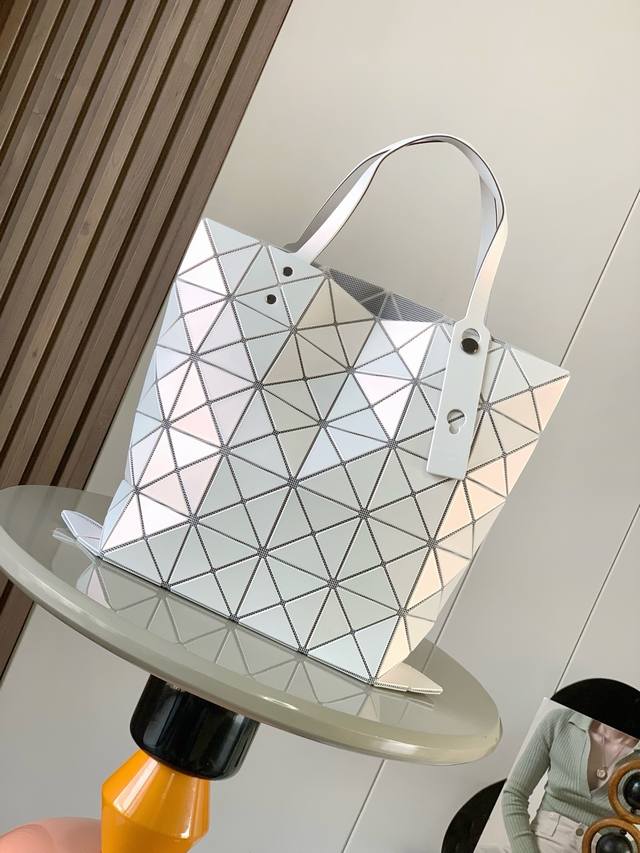 原单跑量 Issey Miyake Bao Bao 尺寸:34Cmx34Cm 22年三月限定 Lucent Frost系列采用偏光金属质感的磨砂三角片制作而成, 原单跑量 Issey Miyake Bao Bao 尺寸:34Cmx34Cm 22年三月限定 Lucent Frost系列采用偏光金属质感的磨砂三角片制作而成,