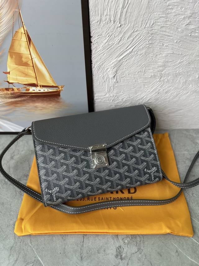 跑量 Chypre斜挎包的设计既有钱包的特点，又有手袋的构思，既巧妙又实用。包内有 6 个卡位，还有一条可拆卸可调节的皮质肩带，可肩背、斜挎或手拎。 21 Cm