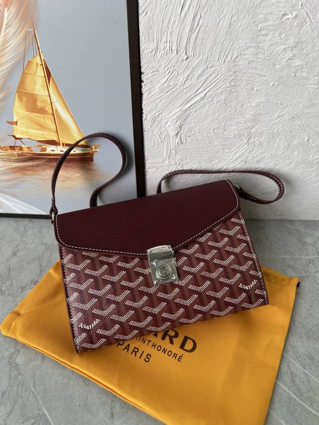 跑量 Chypre斜挎包的设计既有钱包的特点，又有手袋的构思，既巧妙又实用。包内有 6 个卡位，还有一条可拆卸可调节的皮质肩带，可肩背、斜挎或手拎。 21 Cm