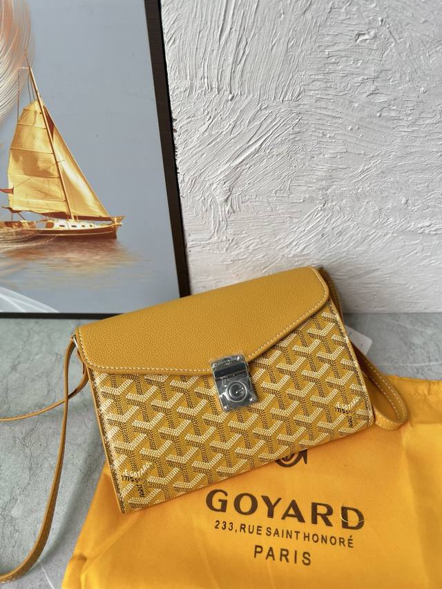 跑量 Chypre斜挎包的设计既有钱包的特点，又有手袋的构思，既巧妙又实用。包内有 6 个卡位，还有一条可拆卸可调节的皮质肩带，可肩背、斜挎或手拎。 21 Cm