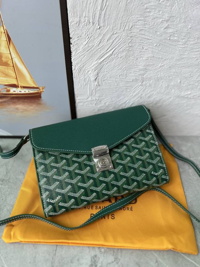 跑量 Chypre斜挎包的设计既有钱包的特点，又有手袋的构思，既巧妙又实用。包内有 6 个卡位，还有一条可拆卸可调节的皮质肩带，可肩背、斜挎或手拎。 21 Cm