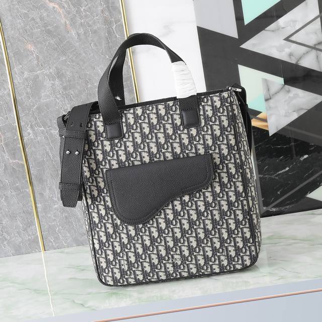 这款马鞍手袋以时尚优雅的轮廓彰显经典魅力。采用黑色粒面牛皮革精心制作,主隔层宽敞,正面翻盖口袋彰显标志性的马鞍轮廓。搭配顶部手柄和可调节肩带,可手提或肩背。 型 这款马鞍手袋以时尚优雅的轮廓彰显经典魅力。采用黑色粒面牛皮革精心制作,主隔层宽敞,正面翻盖口袋彰显标志性的马鞍轮廓。搭配顶部手柄和可调节肩带,可手提或肩背。 型