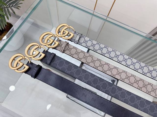 Gucci 古奇新款互扣式G带扣深受品牌辉煌的70年代经典设计所影响，得以重新诠释。安放于织纹纯皮腰带之上。正品一致的吊牌全套包装 配纸袋 礼品盒 亲们下单一定