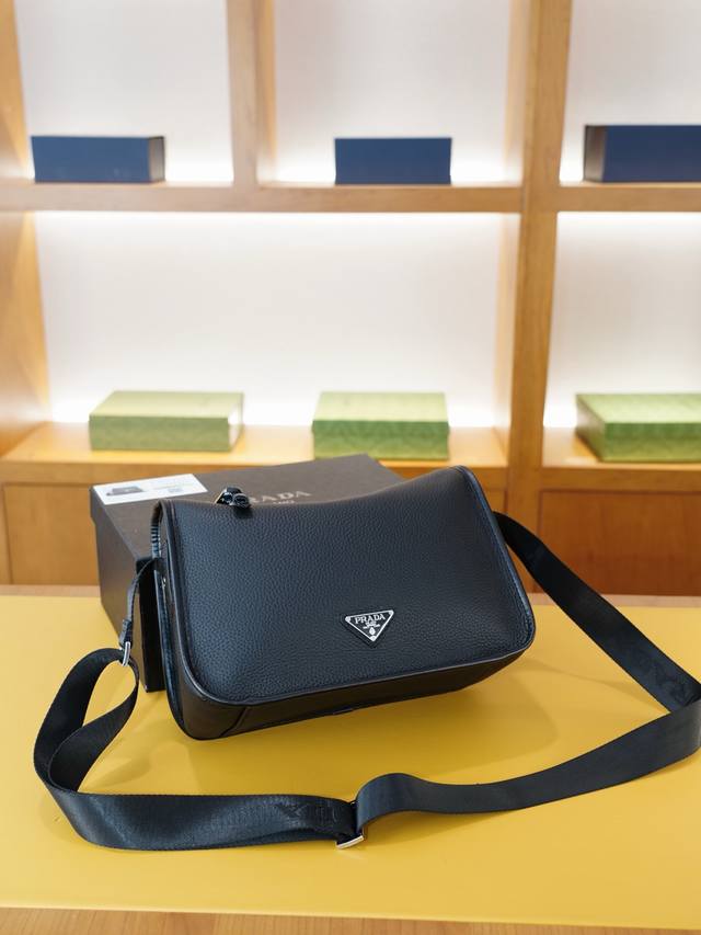 普拉达 官网同步 高版本 斜挎单肩背包 永恒不过时的标志性产品 纯原单小牛皮 顶级五金制作 非市面普通版本 今年Prada最爱的款式 全部实拍 实用性非常高 完