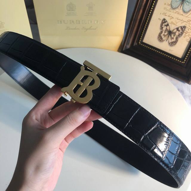 Burberrry 巴宝莉 Tb专属标识图案 采用百搭设计 搭配精美的Thomas Burberry灵感专属标识扣 宽3.5Cm 简单大方