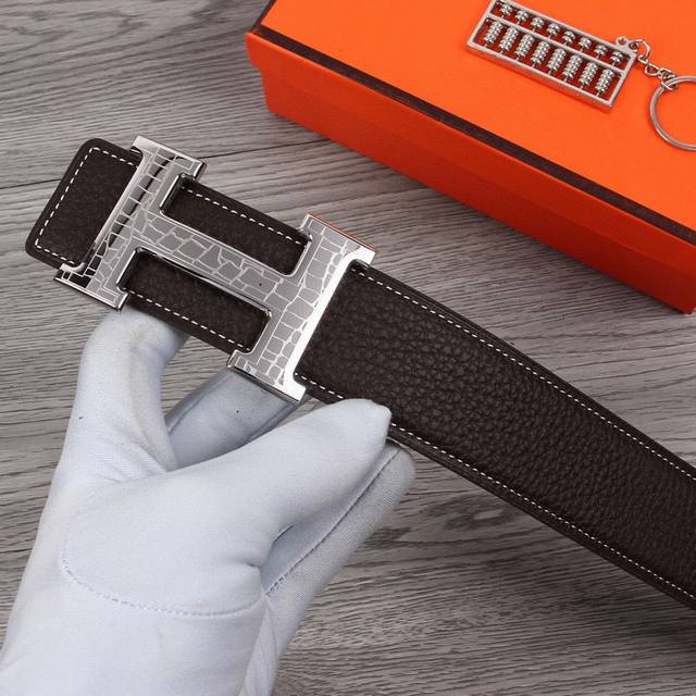 图片包装原版爱马仕 宽寸半3.8Cm 高端品质 带身采用原版荔枝纹头层牛皮制作 手感细腻 配有精致做工原版钢扣 送礼上等品，休闲百搭