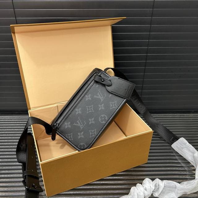 Louisvuitton 路易威登 黑武士 邮差包 Bosphore 迷你手袋邮差包 单肩包印花斜挎包 经典百搭 实物拍摄 配送礼盒 防尘袋 19 X 12Cm