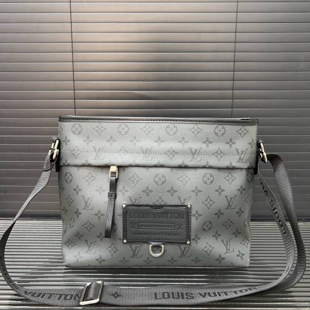 Louisvuitton 路易威登 Besace Zipper 手袋 邮差包 单肩包印花斜挎包 经典百搭 实物拍摄 配送礼盒 防尘袋 30 X 25 Cm。
