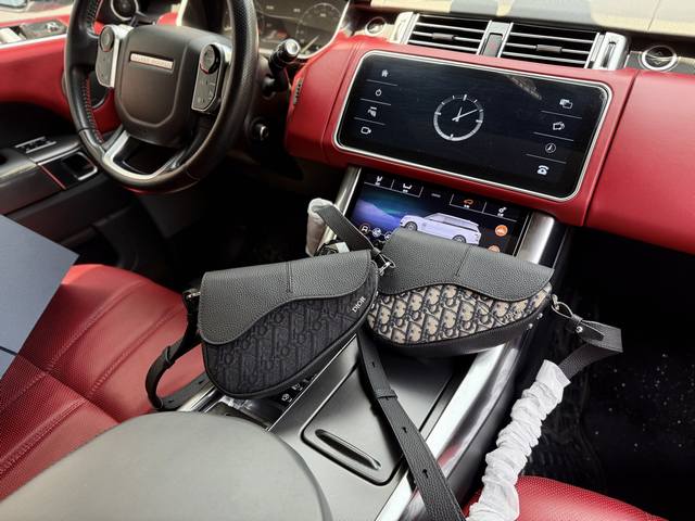 高端货 新款 “ Dior ”迪奥单肩包 Dior迪奥手提斜挎 差包 Dior迪奥 可调节肩带磁扣翻盖开合 棉 马鞍包单肩包 迷你 男女通用款 米色拼黑色 进口 高端货 新款 “ Dior ”迪奥单肩包 Dior迪奥手提斜挎 差包 Dior迪奥 可调节肩带磁扣翻盖开合 棉 马鞍包单肩包 迷你 男女通用款 米色拼黑色 进口