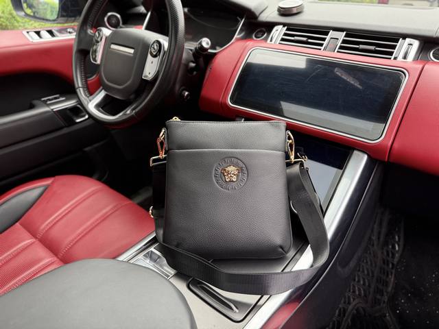 高端货 新款 “ Versace ”范思哲单肩包范思哲斜挎牛皮邮差包 Jumbo 美杜莎头斜挎包可调节织带肩带拉链开合 皮革 单肩斜挎包 超迷你 男款 黑色 高