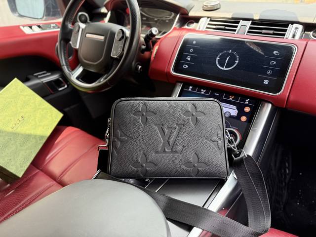 高端货 新款 “ Louis Vuitton ”Lv单肩包 路易威登牛皮斜挎包 可调节肩带磁吸扣开合 粒面软皮 头层牛皮 单肩斜挎包 男款 黑色 超高清五金Lo