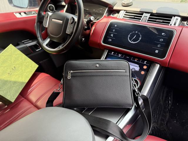 高端货 新款 “ Montblanc ”万宝龙单肩包 万宝龙牛皮斜挎包 可调节肩带磁吸扣开合 粒面软皮 头层牛皮 单肩斜挎包 男款 黑色 超高清五金Logo标志