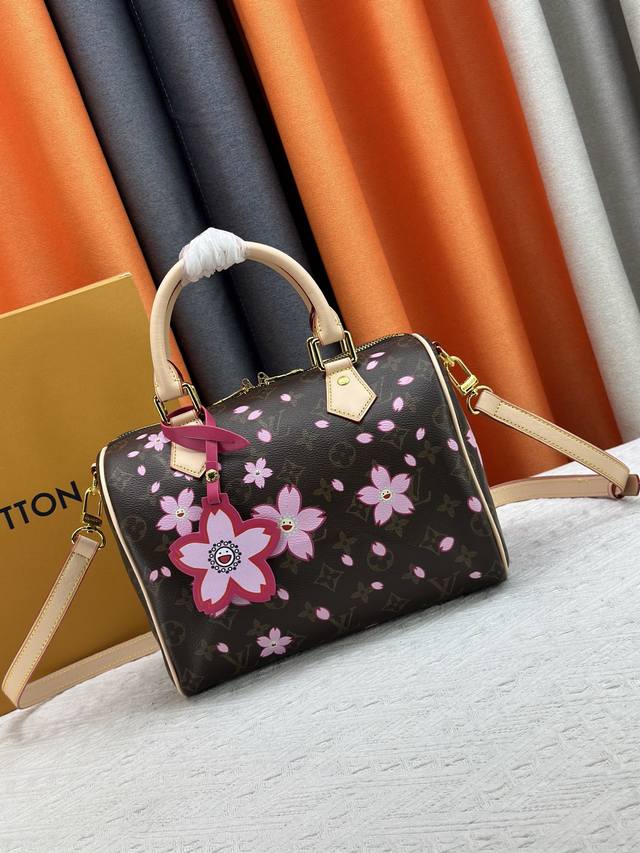 M14174 本款 Speedy BandoulièRe 25 手袋出自路易威登 X 村上隆复刻系列，为品牌经典 Monogram 涂层融入村上隆笔下灵动的 C