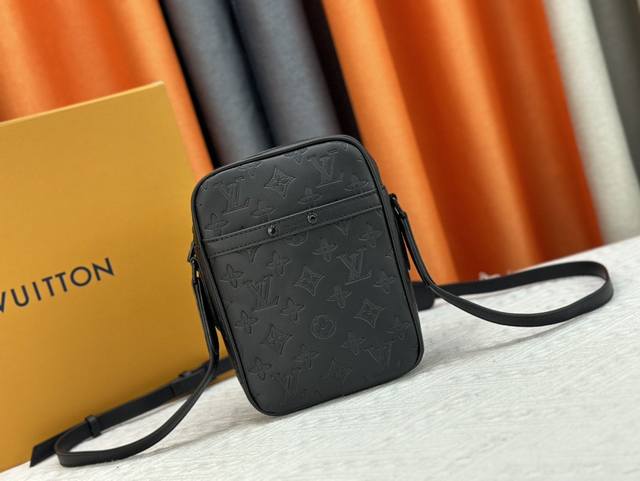 独家实拍- 采用柔软 Taurillon 皮革压印 Monogram 图案，哑光拉链与考究肩带来全新演绎 Danube 手袋。可调节肩带便于贴身背携。详细特征1