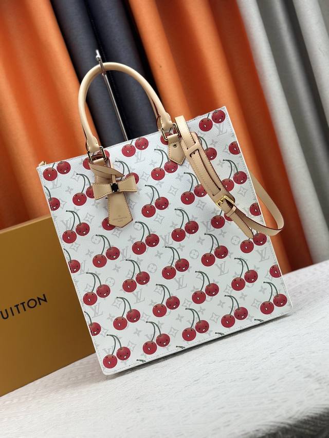 M51140 M14478老花樱桃白花樱桃村上隆联名款 造型经典的 Sac Plat 大号手袋在光滑的 Damier 帆布衬托下，极尽低调的的优雅。宽敞的袋口及