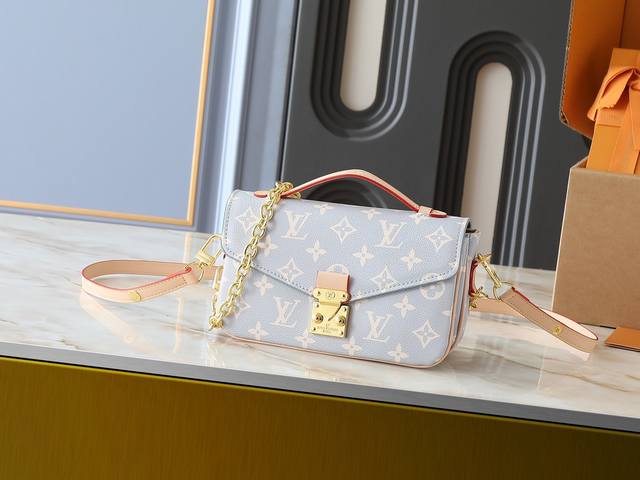 升级原版 M12429 M46279 本款 Pochette MéTis East West 手袋汲取品牌传统硬箱的色彩灵感，为标志性 Monogram 涂层帆