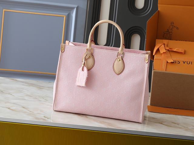 升级原版M13189 M46871 丹宁四方包系列 Onthego 中号手袋 丹宁牛仔布 本款 Onthego 中号手袋以砂洗效果 Monogram 提花丹宁布