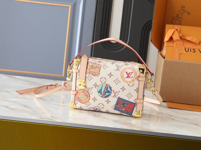 升级原版 M14606 M46358 本款 Side Trunk 中号手袋出自 Flight Mode 系列，令 Monogram Dune 帆布呈现复古外观。