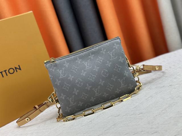 M59598 M11401 灰色牛仔 粉色牛仔 浅蓝色牛仔 本款 Coussin Bb 手袋将 Monogram 图案织入棉质丹宁布，再经由漂白和砂洗工艺呈现