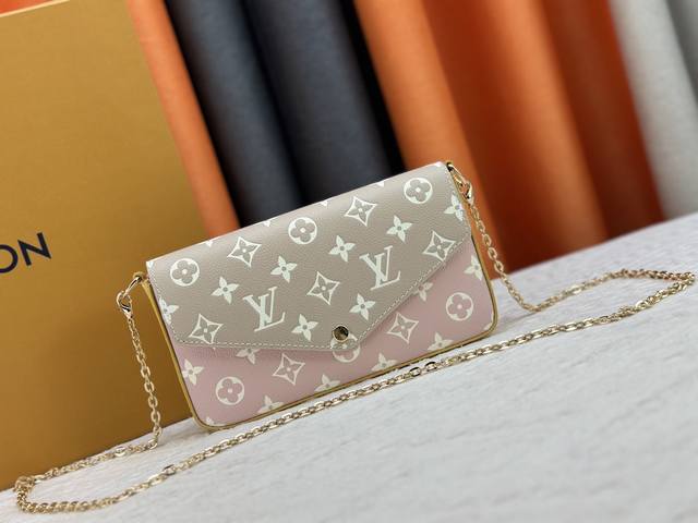 原版 本款 Pochette FéLicie 链条包出自 Spring In The City 胶囊系列，为 Monogram Empreinte 皮革渲染多样
