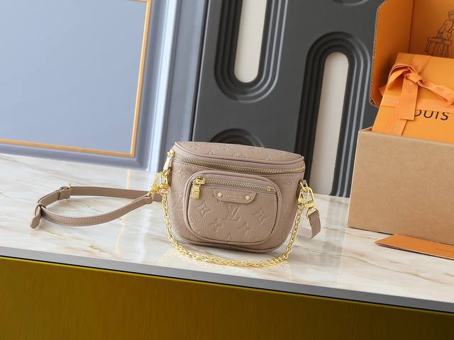 升级原版 M46917 M82335 M83275 M82208 M82347 本款 Mini Bumbag 手袋来自 Lv Gradient 系列，为 Mon
