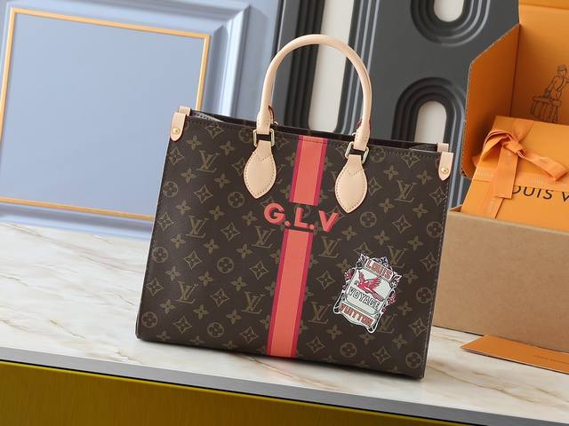 升级原版 M45039 M45571 本款 Onthego 中号手袋选用 Monogram 帆布成就“二合一”设计，可随心添缀 Mon Monogram 系列的