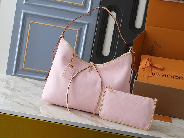 升级原版 M13289 M46197 M46203 本款 Carryall 中号手袋令诞生于 5 年的 Monogram Denim 图案栖身棉布表面，再以路易