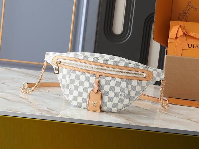 升级原版 M14353 M46784 M43644 本款High Rise 腰包以柔软 Monogram 涂层帆布塑造贴身构型，轻薄设计可置于外套内侧。牛皮革塑