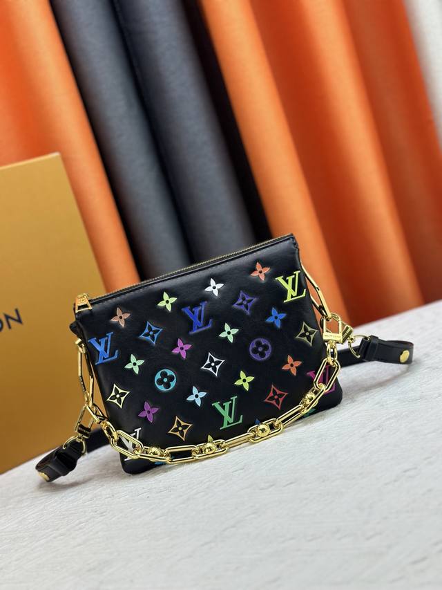 M59598 M13233 本款Coussin 小号手袋于 春夏时装秀大放异彩。Monogram 压纹蓬松羊纹牛皮打造靠枕构型，为简约设计注入前卫风范。可利用肩