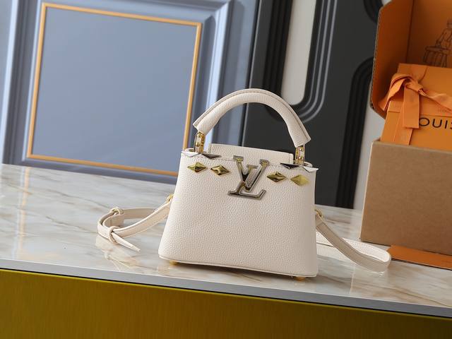 广州货 升级原版 M12135 M11964 M12751 本款 Capucines 迷你手袋取材 Taurillon 牛皮革，以光泽熠熠的菱形金属元素塑造 M