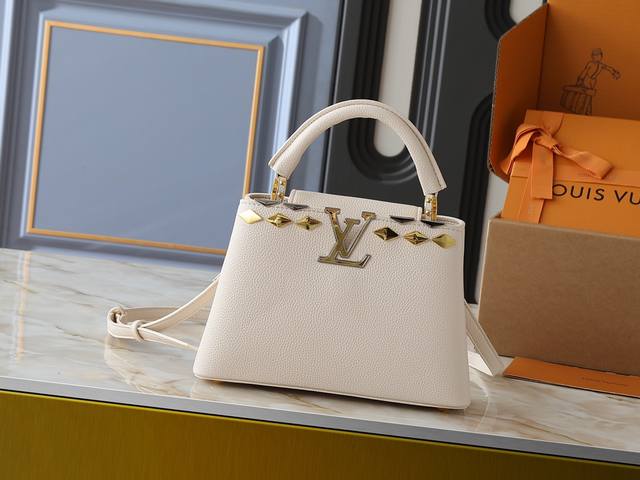 广州货 升级原版M12135 M11964 M12751 本款 Capucines Bb 手袋取材 Taurillon 牛皮革，以混合金属菱形 Malletag