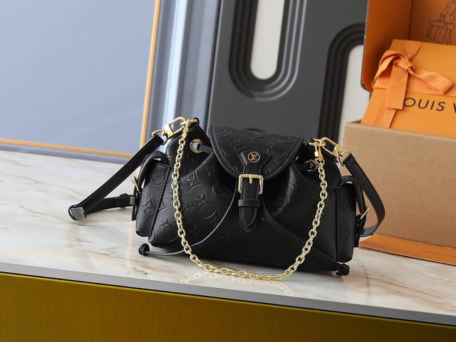 升级原版 M25554 Mm25085 OdysséE 手袋出自 2025 早秋系列，巧妙回溯 Cruise 早春系列的 Excursion 双肩包设计，以经典