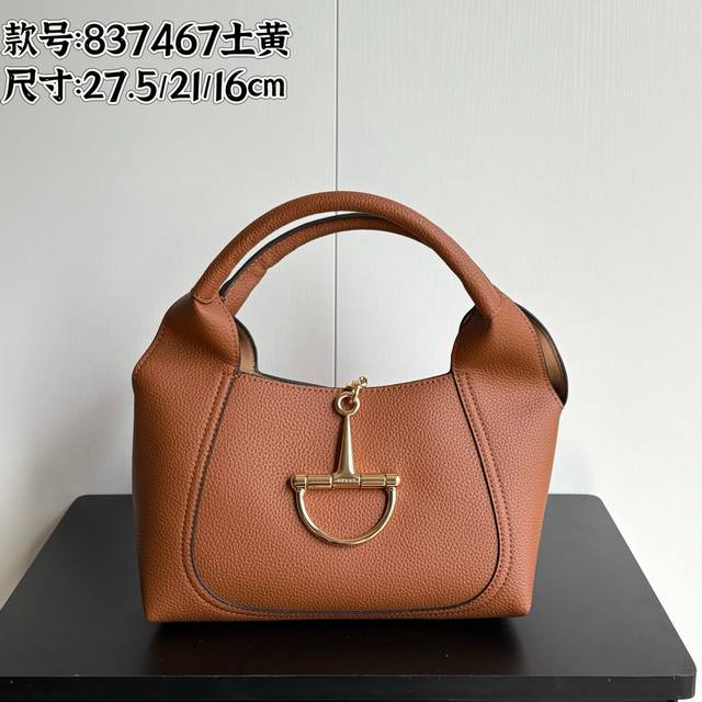 升级版实拍# 款号:837467土黄 尺寸:27.5X21X16~ Gucci Softbit系列小号肩背包, 匠心融蕴半马衔扣造型品牌经典马术风格配件。提手高 升级版实拍# 款号:837467土黄 尺寸:27.5X21X16~ Gucci Softbit系列小号肩背包, 匠心融蕴半马衔扣造型品牌经典马术风格配件。提手高