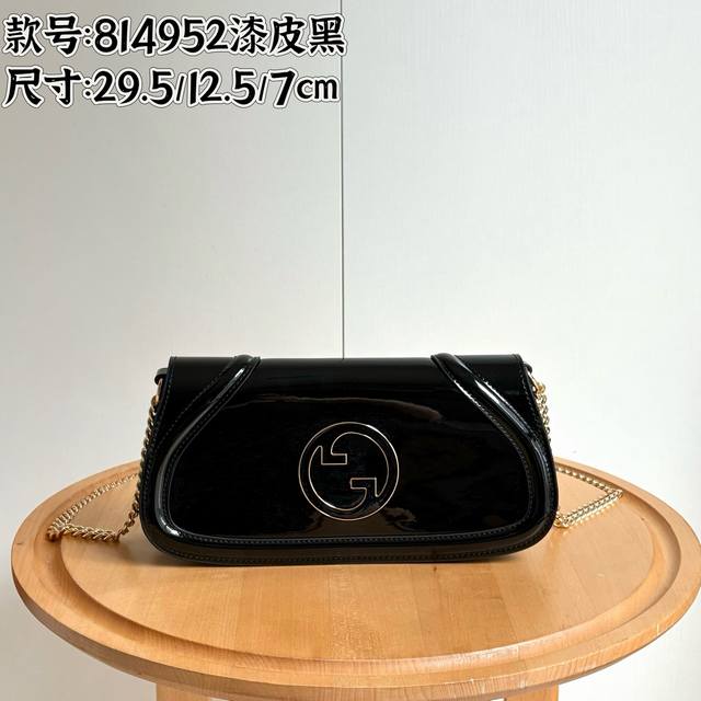 实拍# 型号：814952 尺寸：29.5 12.5 7Cm Blondie系列全新手袋饰有在20世纪70年代初期首次亮相的品牌系列经典标识，巧妙结合传承魅力与