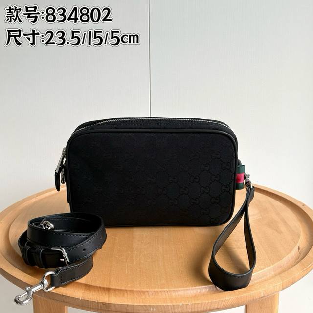 升级版实拍# 款号：834802 尺寸：23.5X15X5Cm G家新款 采用原单对版五金 配有斜挎肩带和手提袋 包身很轻 可以斜挎可以手提 轻便好用绝绝子