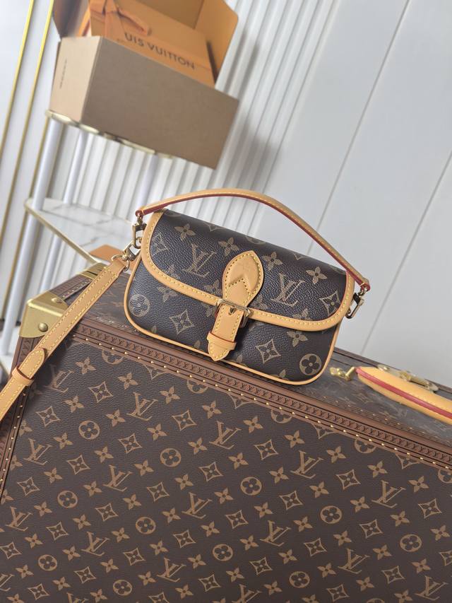 动态芯片16 1 顶级原单 M83298 本款 Nano Diane 手袋浓缩 Diane 手袋构型,为品牌标志性 Monogram 帆布融入皮革饰边,可轻松收 动态芯片16 1 顶级原单 M83298 本款 Nano Diane 手袋浓缩 Diane 手袋构型,为品牌标志性 Monogram 帆布融入皮革饰边,可轻松收