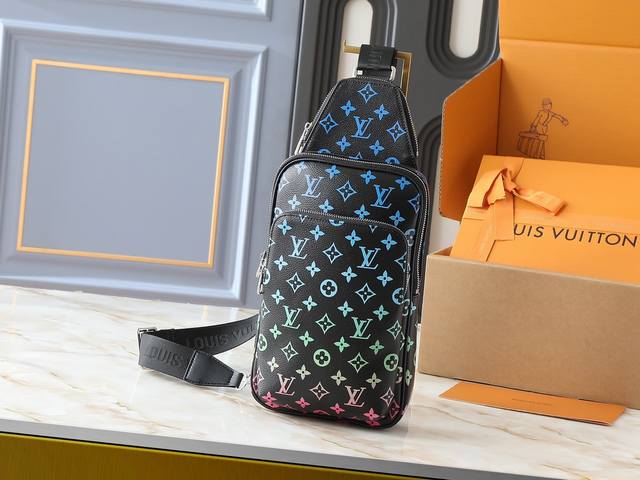 升级原版 M13963 M47137 M1 3 本款Avenue 小号单肩包选用 Monogram Eclipse 涂层帆布，以精巧构型探索斜挎出行的潮流意趣。